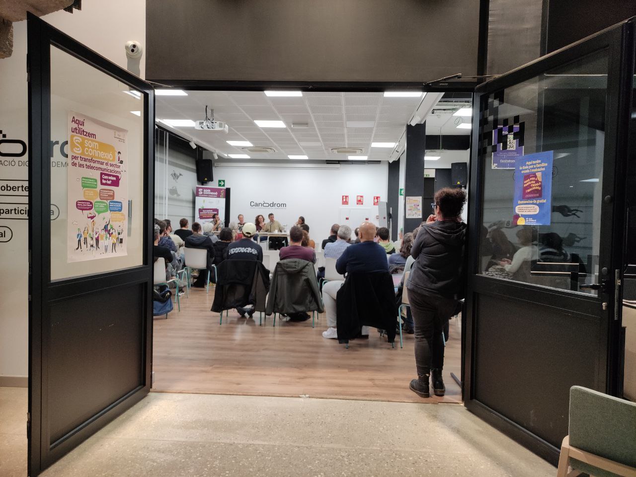 la sala del canòdrom plena amb la xerrada sobre internet antifeixista